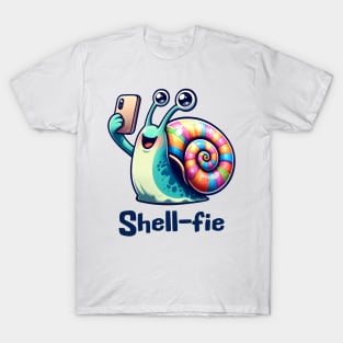 Cute happy snail taking a smartphone Shell-fie pun design T-Shirt